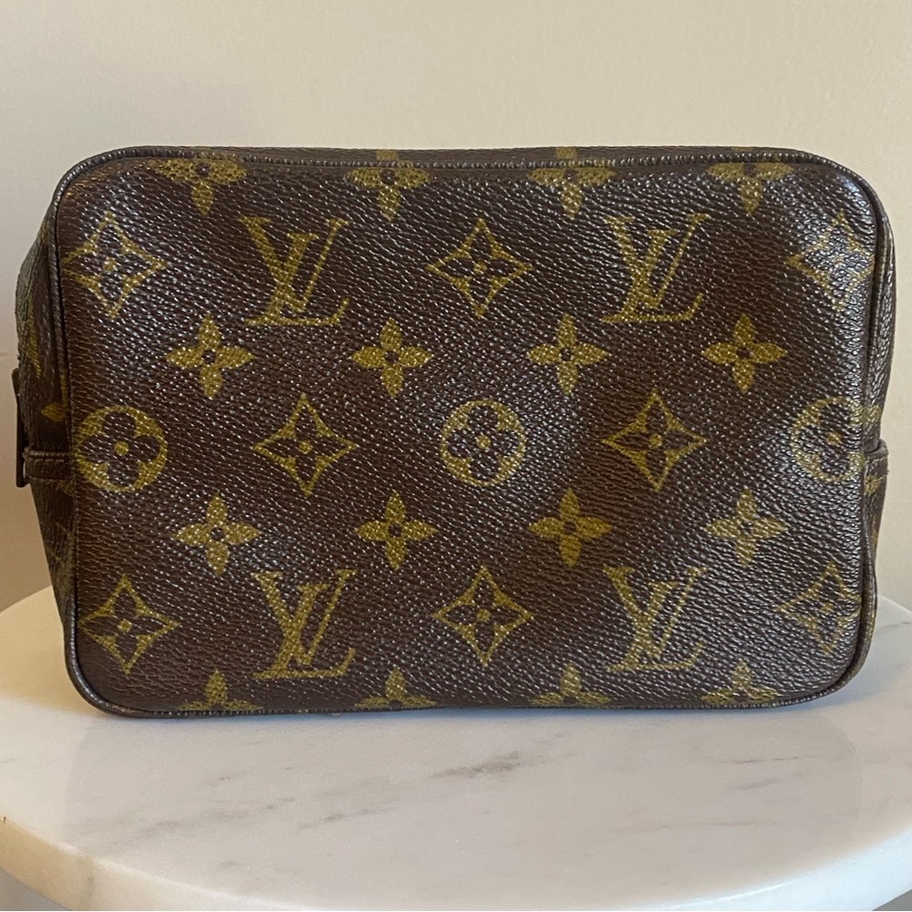 18 Trousse de Toilette Louis Vuitton